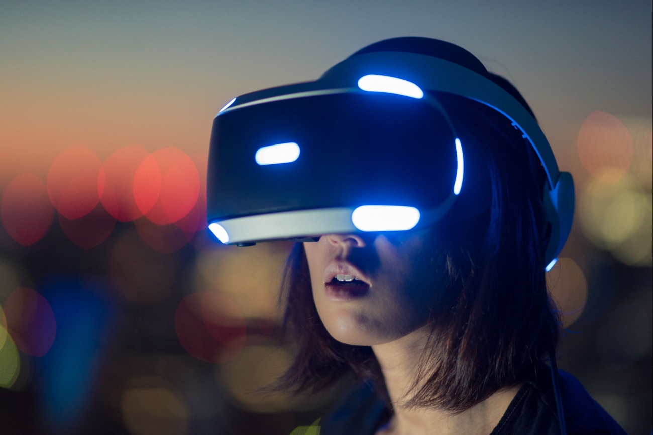 VR-очки на девушке